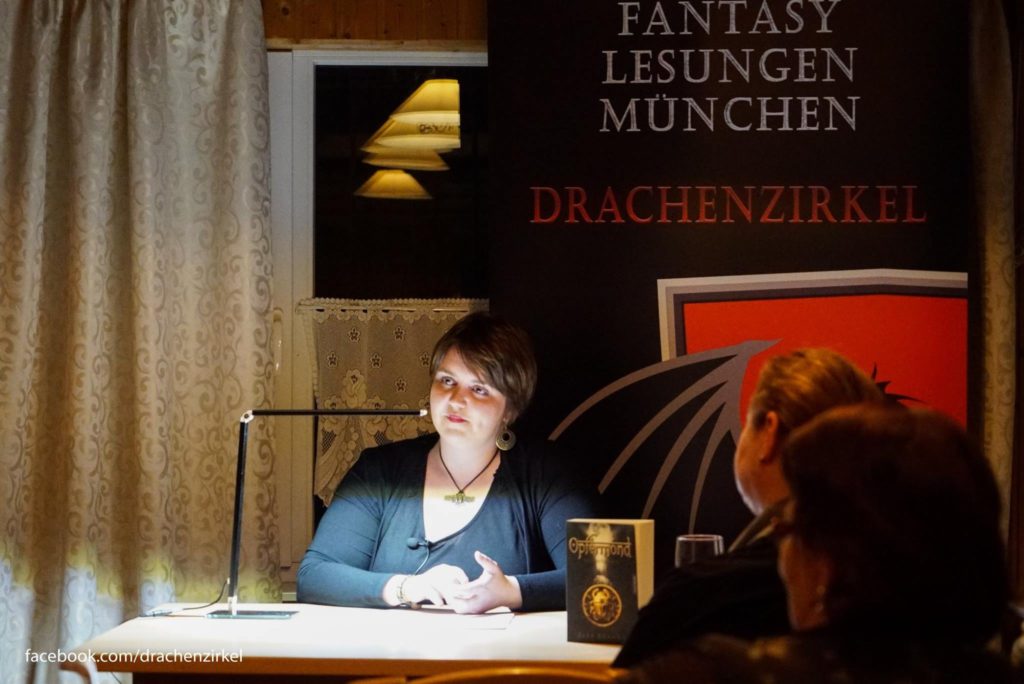 Frau an Pult bei Lesung