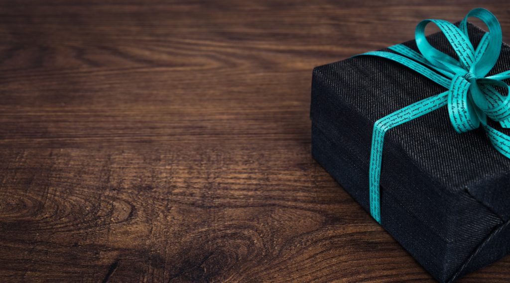 Bonusmaterial, Geschenk mit Schleife