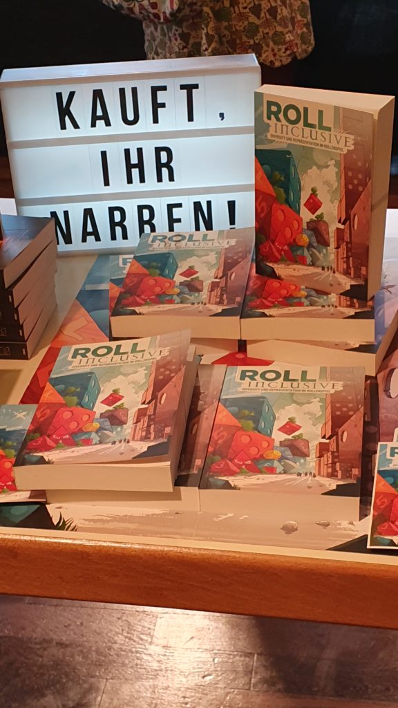 Büchertisch des Verlags Feder und Schwert auf dem BuCon mit dem Essayband "Roll inclusive"