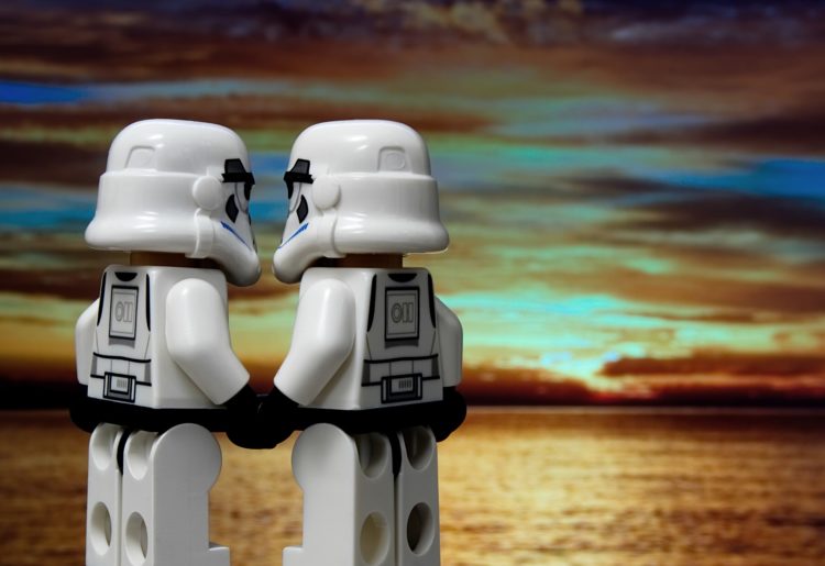 Zwei Stromtrooper-Lego-Figuren halten Händchen vor einem Sonnenuntergang