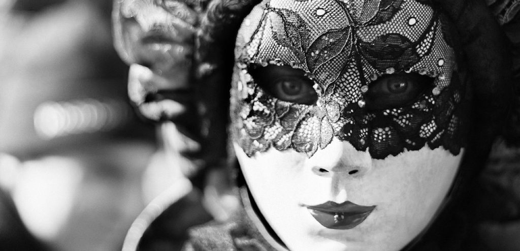 Symbolbild zu "Fantasma": Foto einer Person mit venezianischer Maske in schwarz/weiß